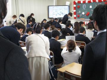 学活で説明を聞く生徒と保護者の様子