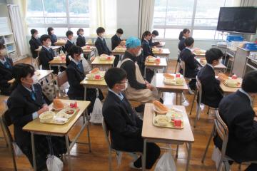 7年生が配られた給食を前に静かに待っている様子