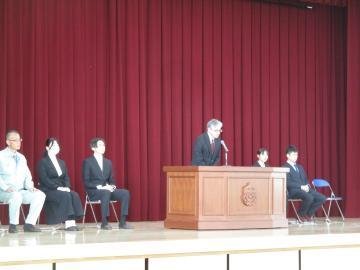 離任される先生が話をする様子