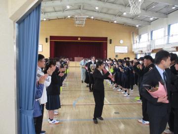 離任する先生を見送る生徒たちの様子