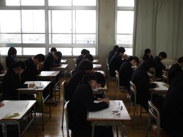 生徒がテストに取り組む様子