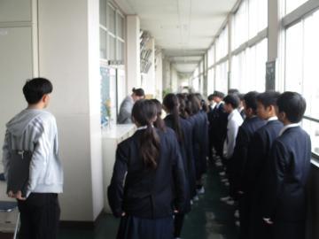 校舎を見学する1年生の様子