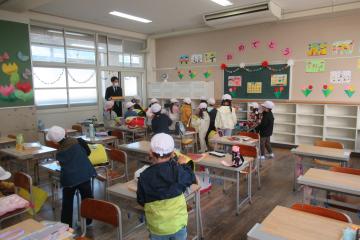 1年生が初めてランドセルを後ろの棚に整理している様子