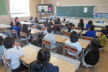 児童が転出された先生方からのメッセージ動画を観ている様子