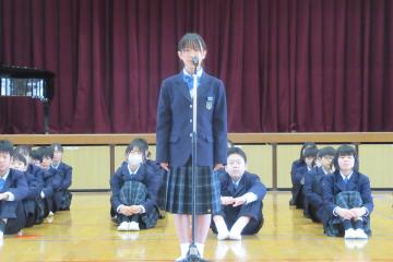 対面式で7年生代表が挨拶をしている様子