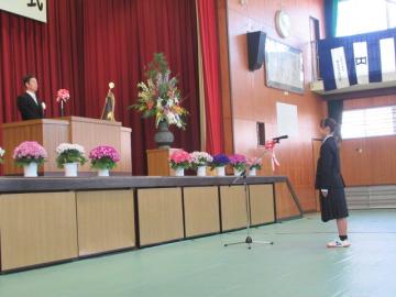 入学式で、新入生代表による「誓いの言葉」を述べているところ