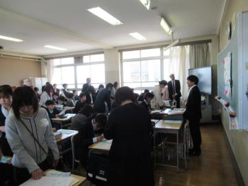 入学式後、各教室に入って学級開きをしている様子