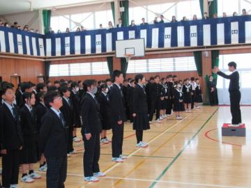 対面式で、在校生による校歌を披露しているところ