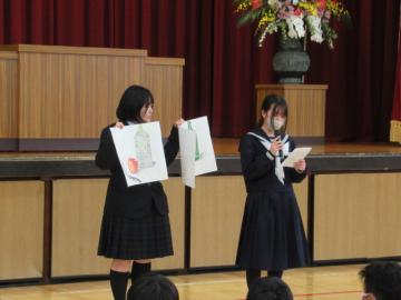 部活動で製作したものを見せながらPRしているところ