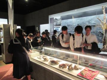 原爆資料館にて。戦争の悲惨さを物語る展示品を見て回っている様子