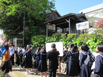 ガイドさんの案内で、各施設を巡り平和学習を行いました