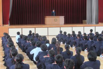 生徒会長が後期課程の生徒に挨拶をしている様子