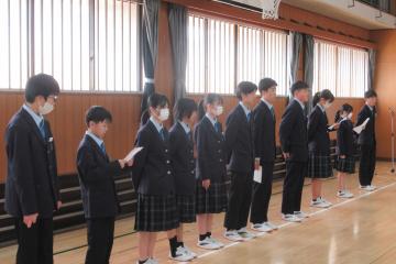 各部キャプテンが間もなく始まる部活動紹介を緊張して待っている様子