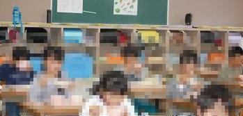 給食を食べている様子