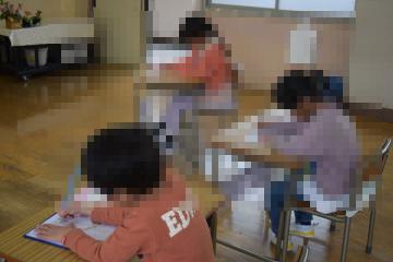 書き方の勉強をしている様子