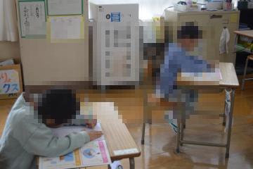 書き方のワークを書き込む児童の様子