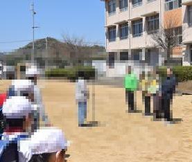 児童代表が挨拶をしている様子