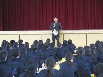 学年集会で話を聞く生徒の様子