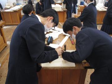 木工の授業でものづくりに取り組む生徒の様子