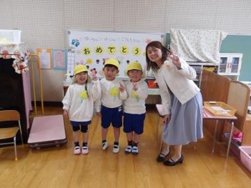 教室で園児と教師で記念撮影する様子