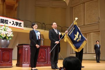 校旗授与の様子