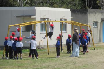 1年生がうんていに挑んでいる様子