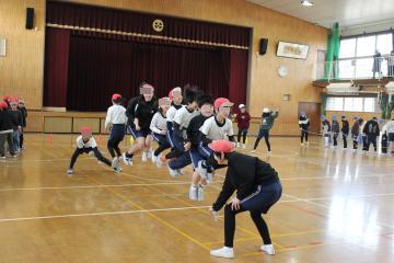 5年生が大繩を跳ぶ様子