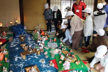 大正時代の建物である山本家の雛人形を見ている。