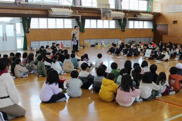 体育館に1，2年生が集まっています。