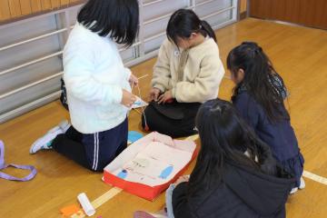 1年生が実際におもちゃで遊んでいます。