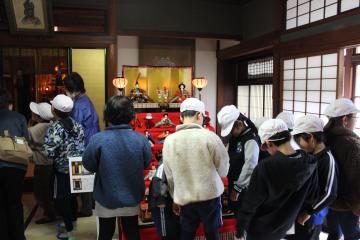 大正時代の建物である水井家で雛人形を見る。