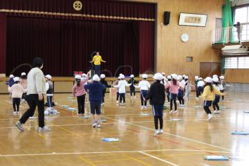 1年生が個人で名を跳びを跳んでいる。