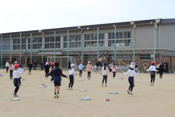 3年生が屋外で縄跳びを跳んでいる。