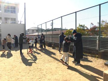 竹馬の乗り方を教わっている