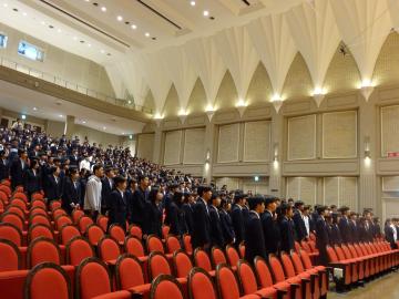 1期生全員で歌っている様子