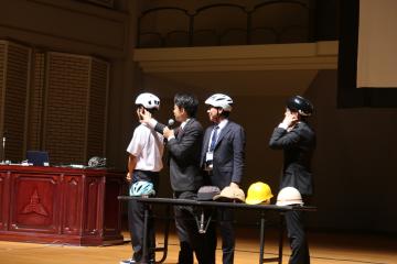 ヘルメットの正しい着用を指導していただいている様子