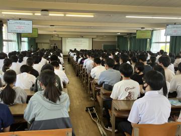 真剣に話を聴いている様子