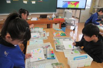 4年生が絵の具といろいろな用具を使って模様を作製している様子
