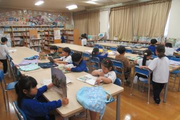 2年生が図書室で自分で選んだ本を読んでいる様子