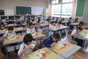 2年生が給食をいただいている様子