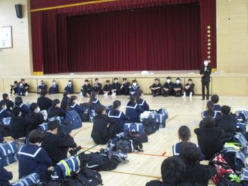 実行委員会の生徒が話をする様子