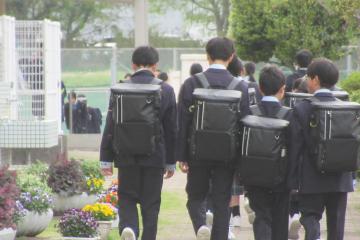 7年生が朝登校している様子