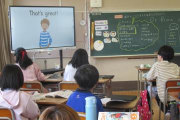 5年生が外国語の授業で映像に合わせて発音している様子