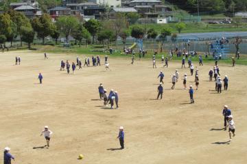 多くの児童が運動場で元気よく遊んでいる中間休みの様子