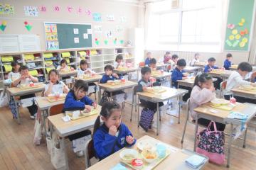 1年生がおいしそうに給食をいただいている様子