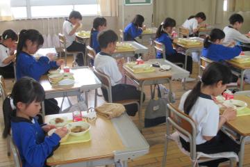 教室内で3年生が給食をいただいている様子