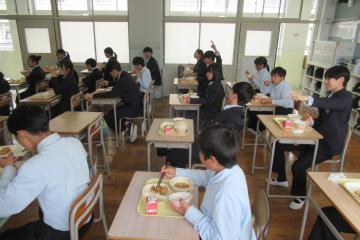 教室内で8年生が給食をいただいている様子