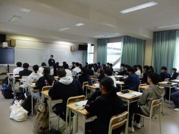 本日のまとめと次回の連絡を聞く生徒のようす