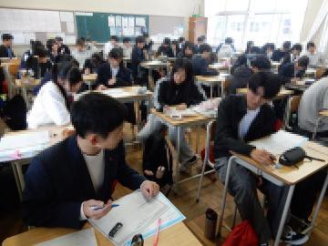 壁打ちしながらマインドマップを作成する生徒のようす1