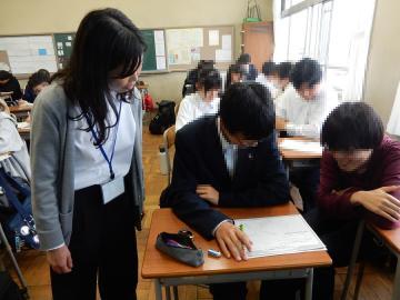 壁打ちしながらマインドマップを作成する生徒のようす2